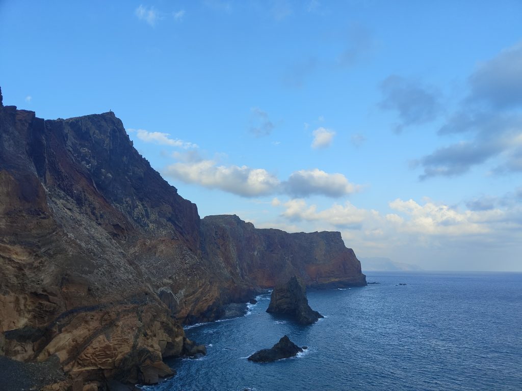 Views from one of the best hikes in Madeira on a cliffside, PS8 Vereda da Ponta de São Lourenço